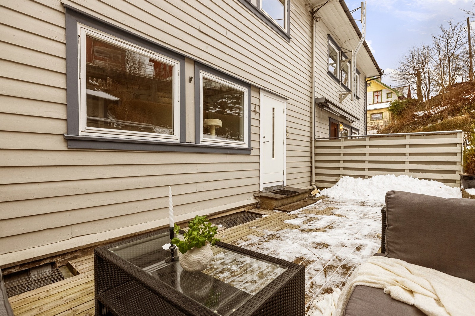 Ved inngangspartiet har leiligheten en herlig terrasse. Galleribilde