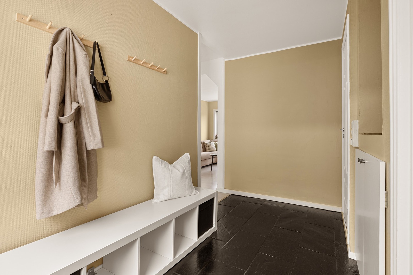 Romslig og innbydende entré med flislagt gulv. Galleribilde