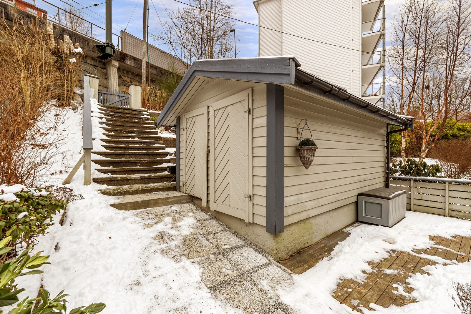 Leiligheten disponerer halve uteboden som gir godt med oppbevaringsplass. Galleribilde