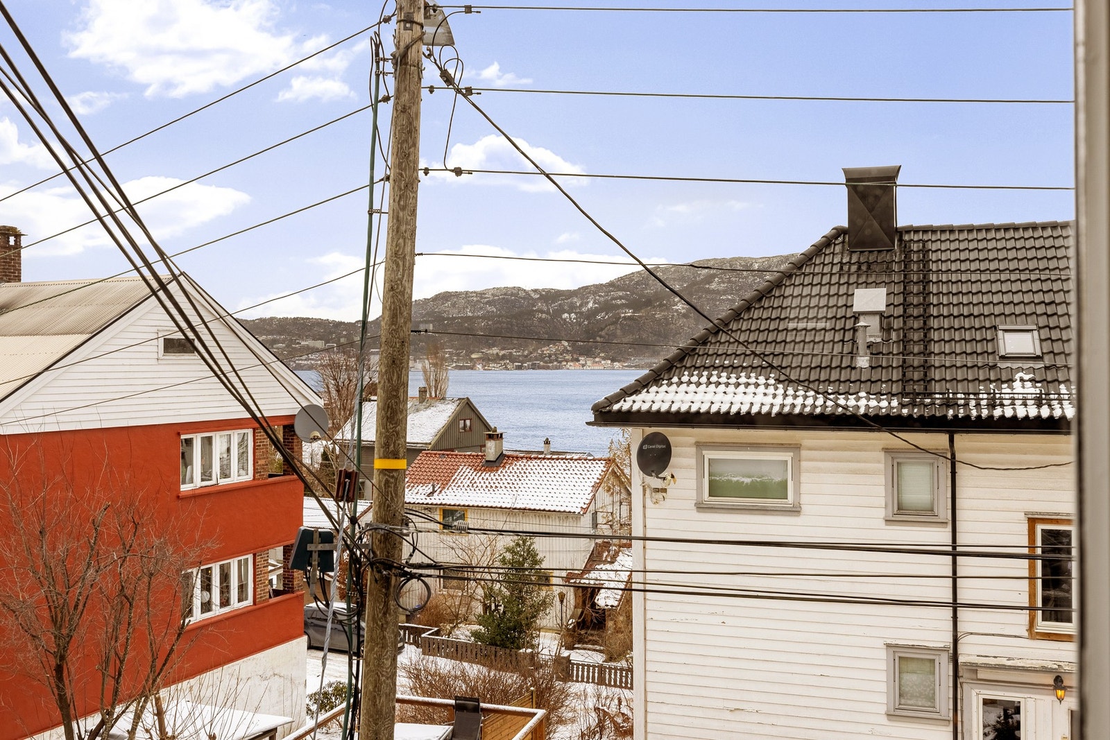 Skimter sjøen mellom boliggbebyggelsen. Galleribilde