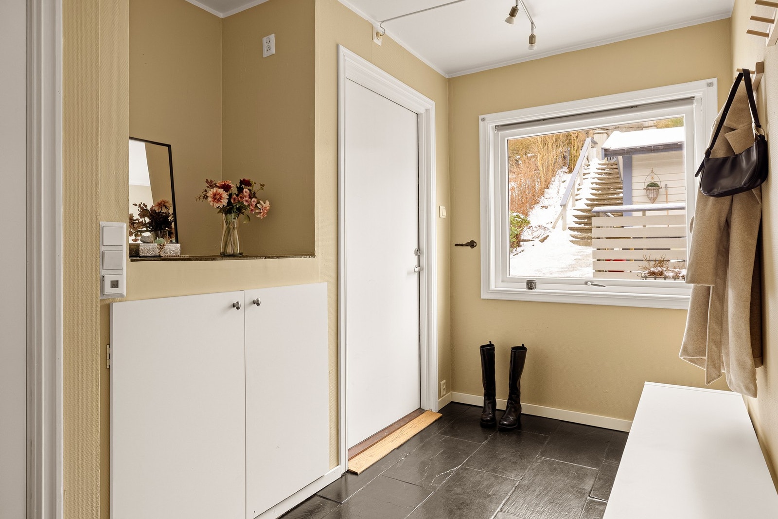 Her er det god plass til å henge fra seg yttertøy. Galleribilde