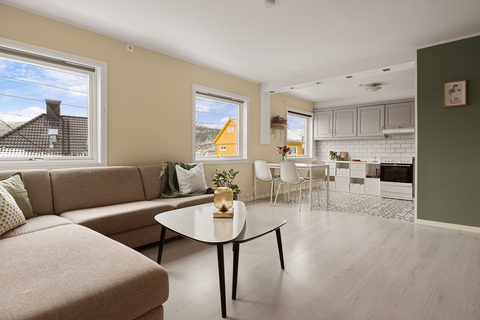 Stuen med åpen kjøkkenløsning måler 28,7 kvm. Galleribilde