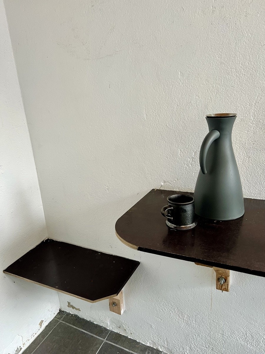 Liten uteplass til morgenkaffe Galleribilde