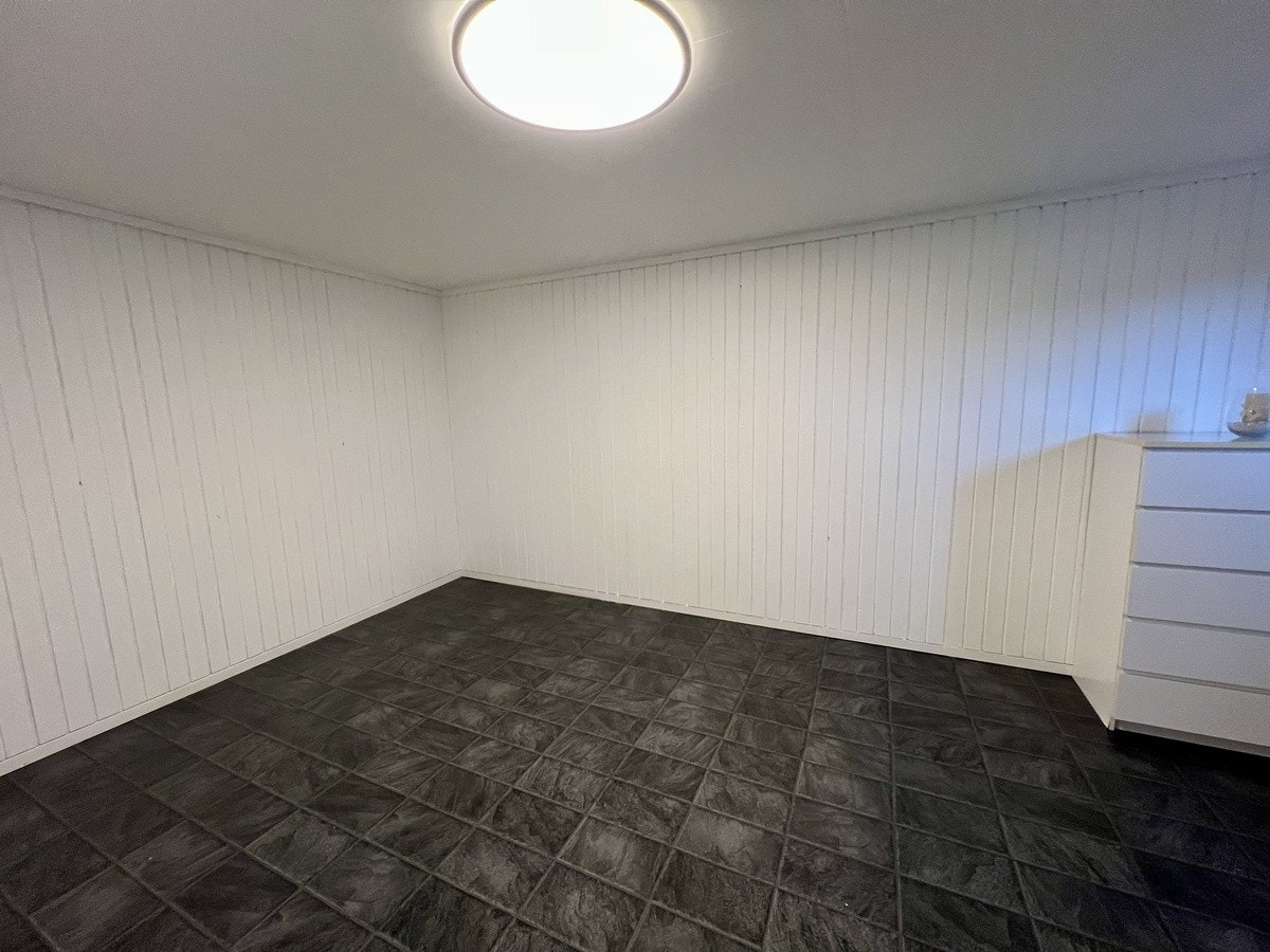 Her står det også en ny dobbeltseng og to nattbord Galleribilde