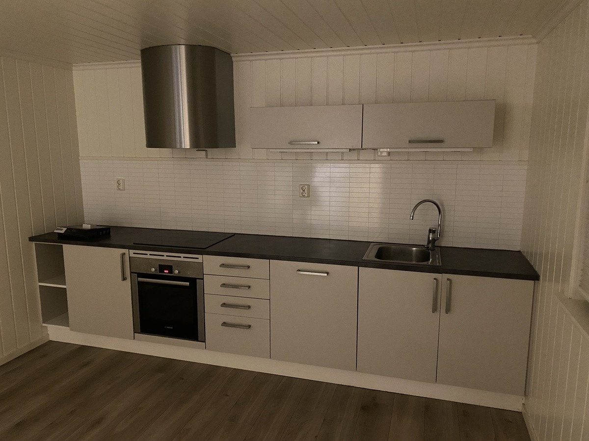 Kjøkken og stue i samme rom Galleribilde