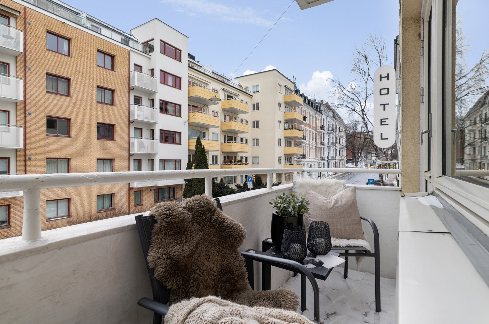 Fra stuen er det utgang til en vestvendt balkong på ca. 2,6 kvm. Vinduene og balkongdørene i leiligheten ble byttet i 2009. Galleribilde