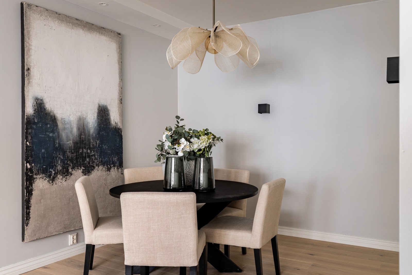 Rommet har god plass til både sofagruppe og spisebord. Galleribilde