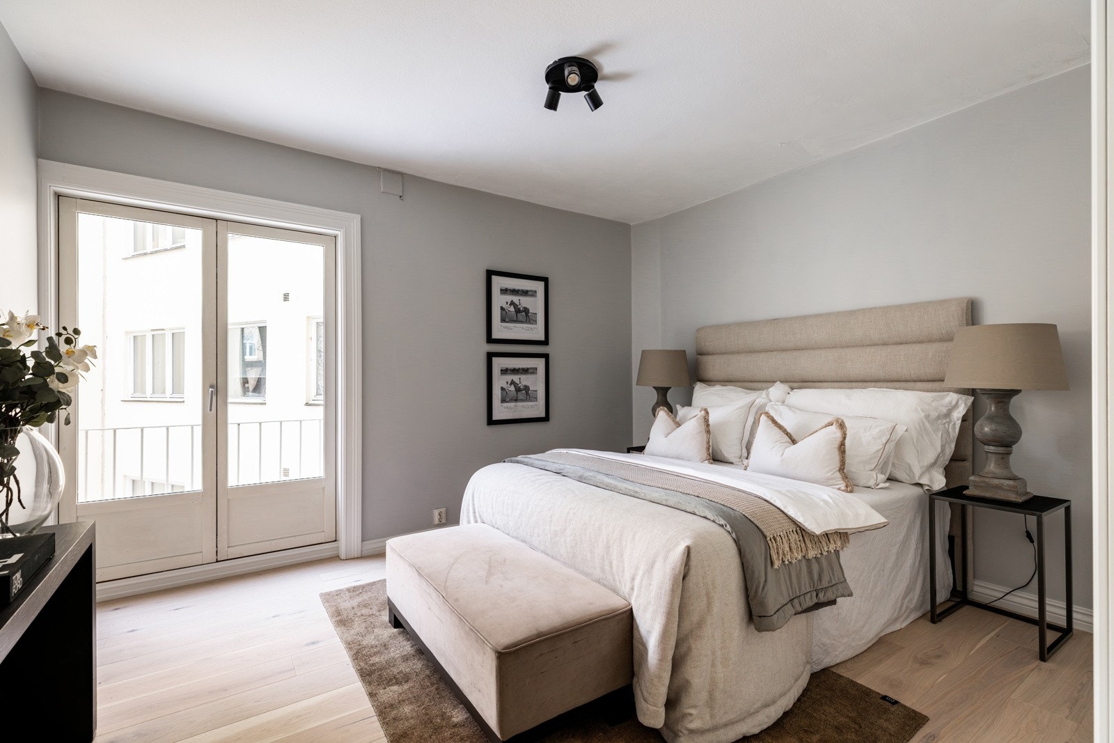 Soverom 3 - Hovedsoverommet har fransk balkong og er på over 15 kvm. Som resten av leiligheten er takhøyden 2,60 m som bidrar til en enda bedre romfølelse. Galleribilde