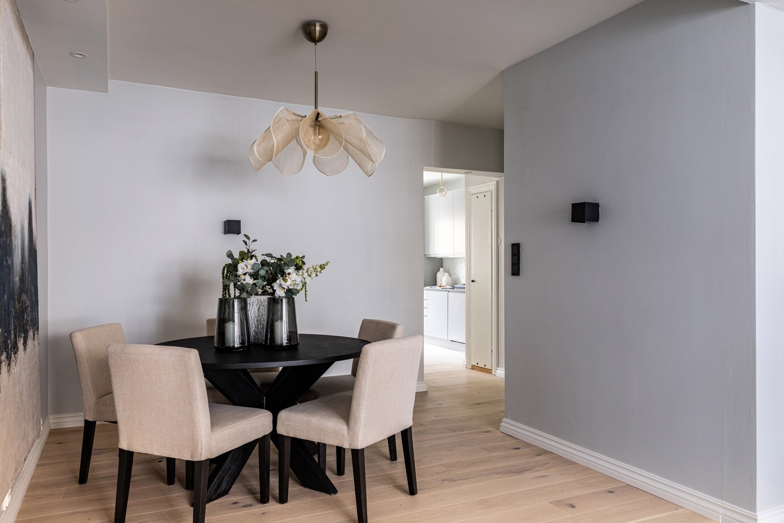 Fra stue/spisestue har man direkte adkomst til kjøkkenet som ligger i eget rom med østvendte vinduer mot bakgården. Galleribilde