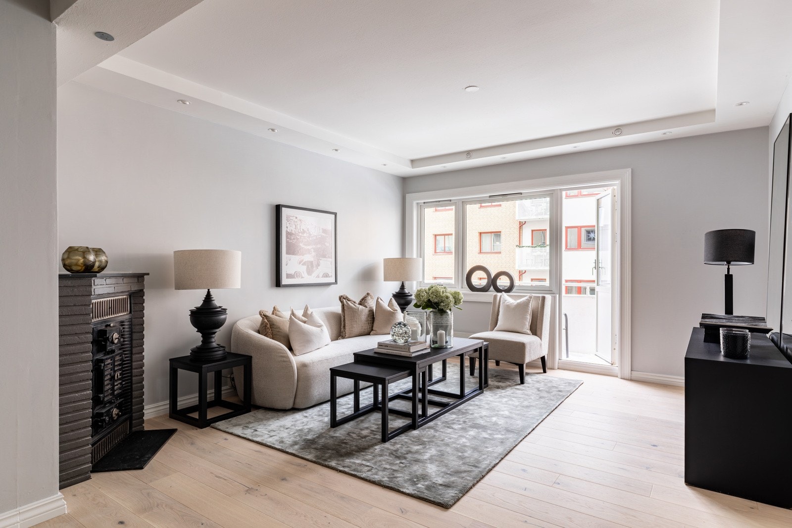 Leiligheten har tidligere vært benyttet med fire soverom, der dagens stue fungerte som et fjerde soverom og spisestuedelen som stue (se alternativ plantegning). Galleribilde