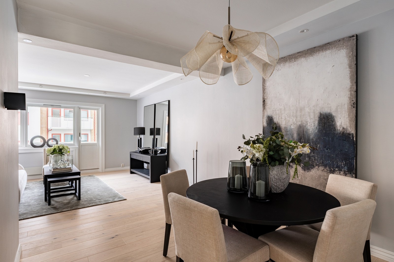 Stue og spisestue er samlet i ett romslig oppholdsrom med gode møbleringsmuligheter. Rommet har nedsenkede downlights langs kanten av himlingen, og i spisestuedelen er det i tillegg montert vegglampe. På gulvet er det lagt ny en-stavs eikeparkett i 2025. Galleribilde