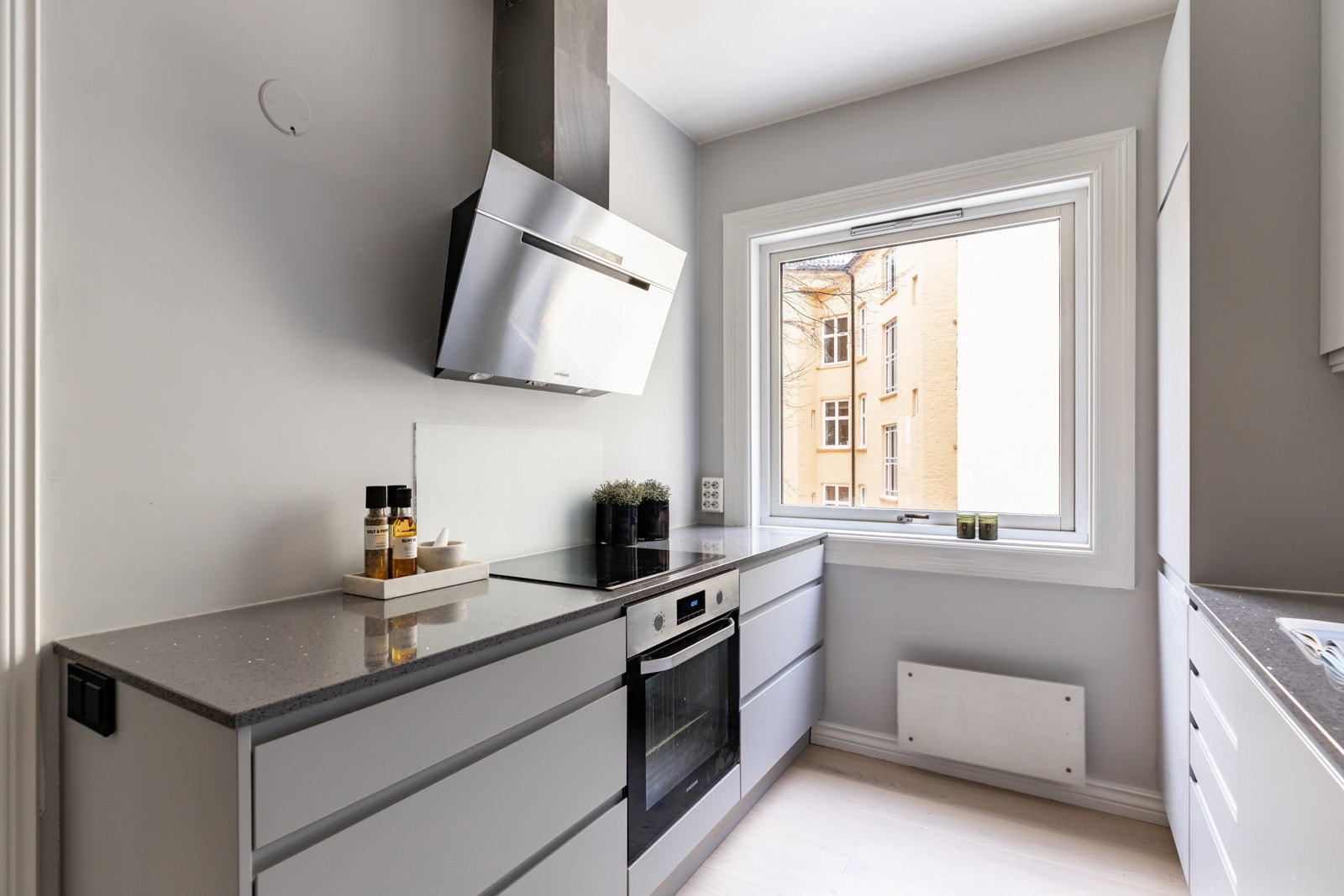 Kjøkkenet er fullt integrert med stekeovn, oppvaskmaskin, kjøl/frys og induksjonstopp, samt en kullfilterventilator med skrå front i børstet stål. Galleribilde