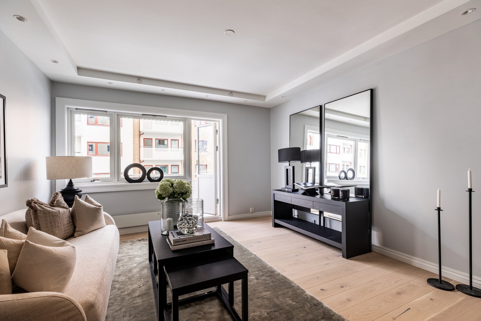 Stor og romslig stue vendt mot vest. Galleribilde