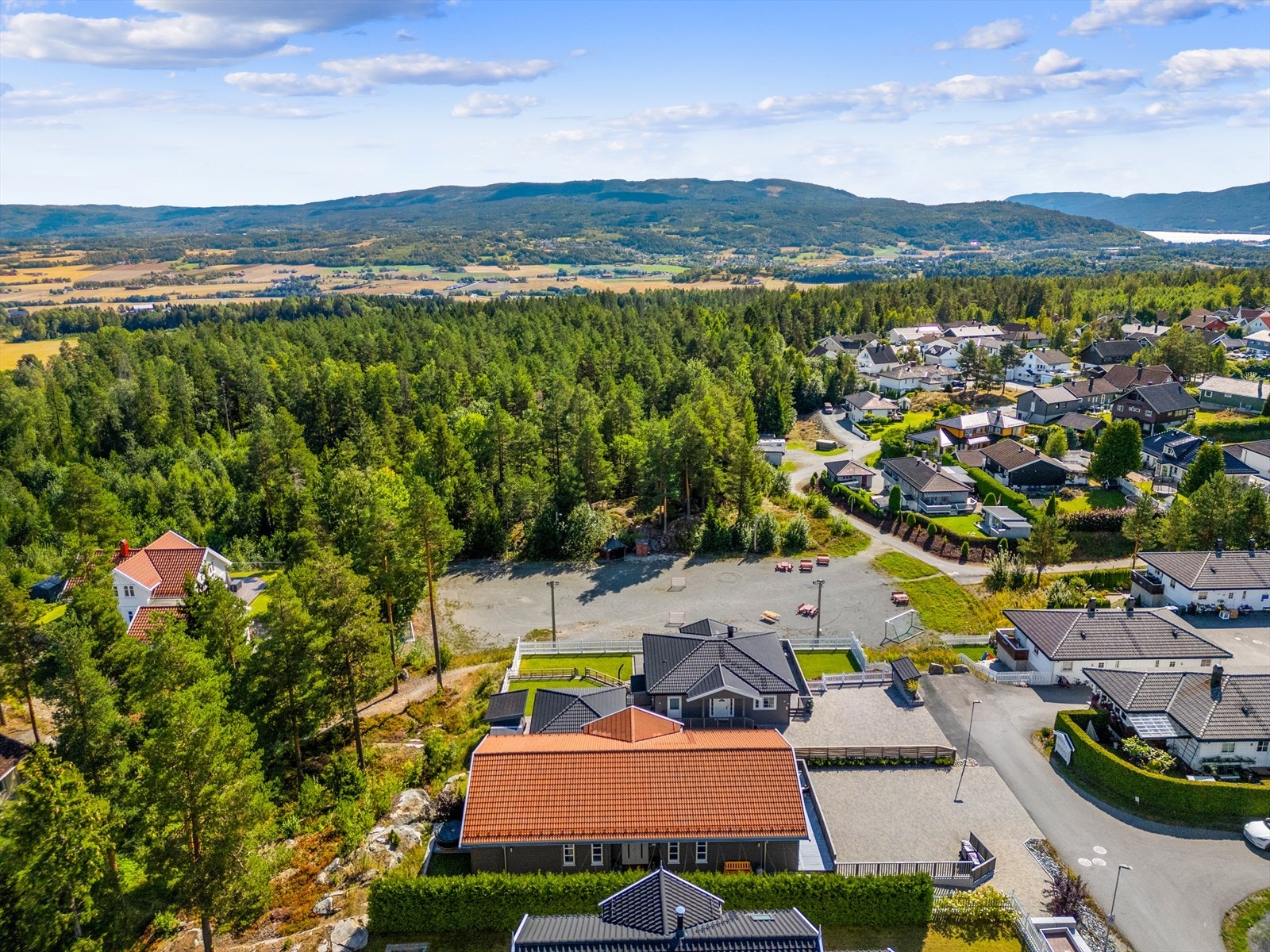 Rett nedenfor boligen er det en grusbane. Galleribilde