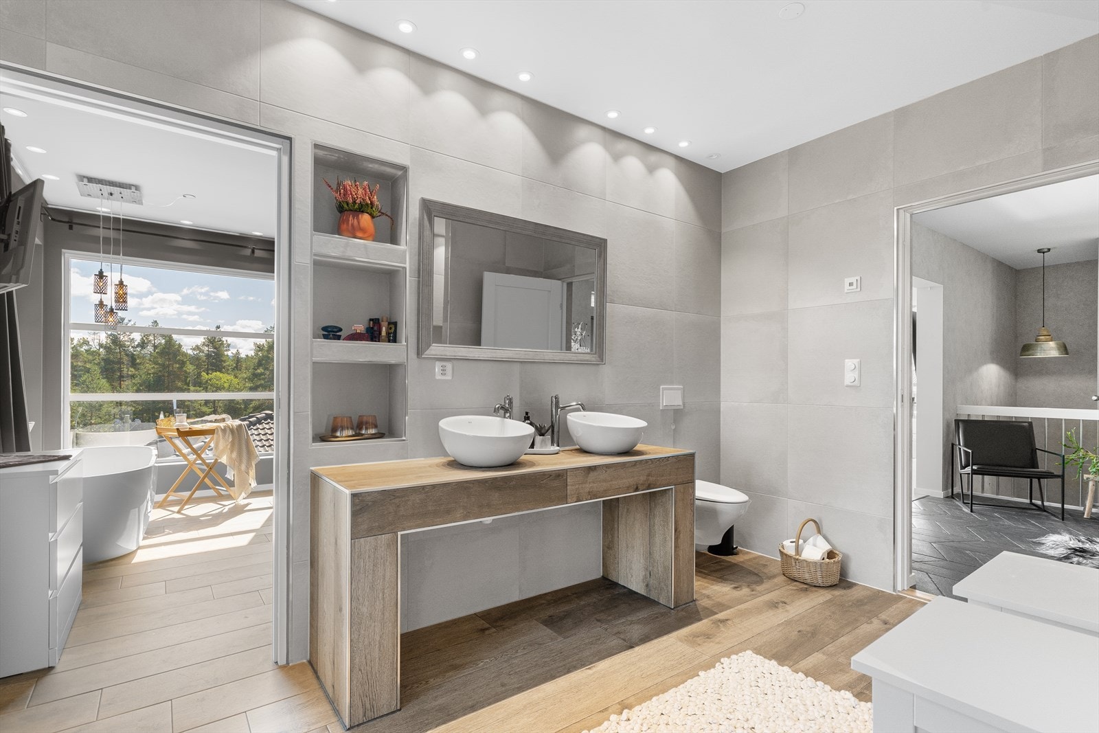 Badet i 1.etasje ligger i direkte tilknytning til hovedsoverommet og har stilrene og trendy 60X60 fliser på vegger og laminat på gulv. Galleribilde