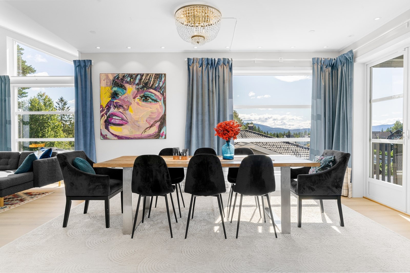 Stuen oppleves som lys men samtidig et hyggelig og varmt allrom med en god planløsning som passer fint for familien. Galleribilde