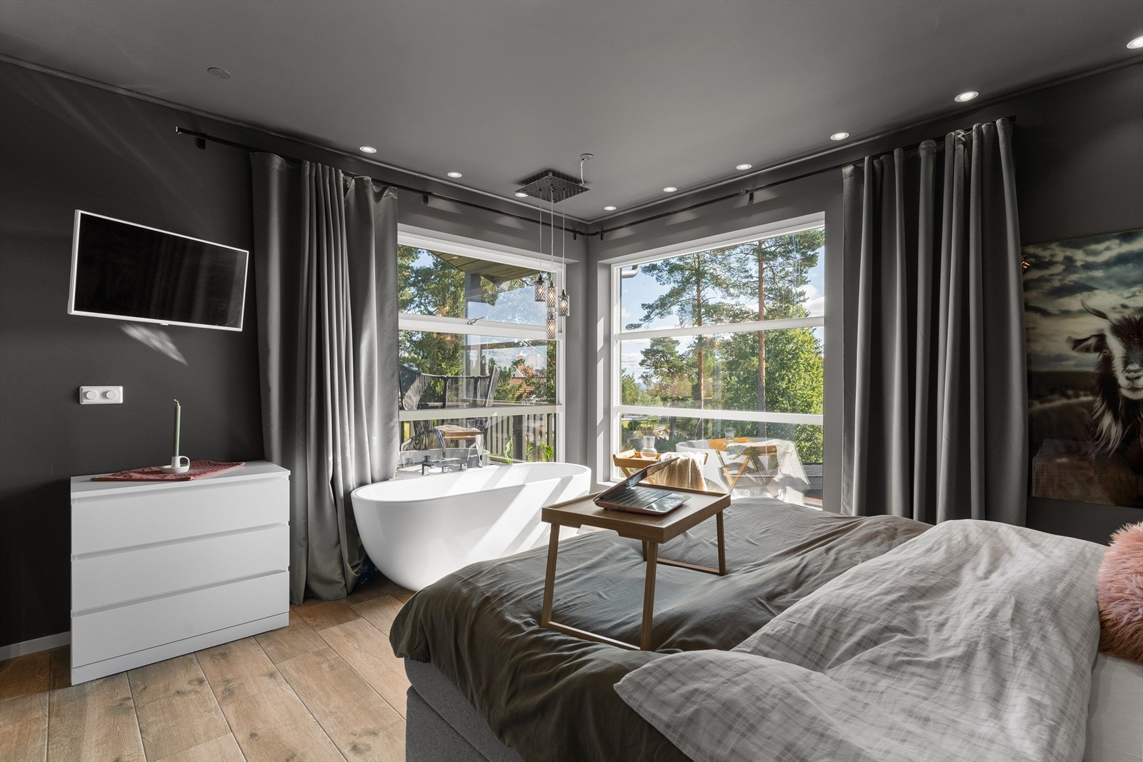 Hovedsoverommet ligger i suiteløsning med direkte adkomst til bad og walk-in closet. Galleribilde