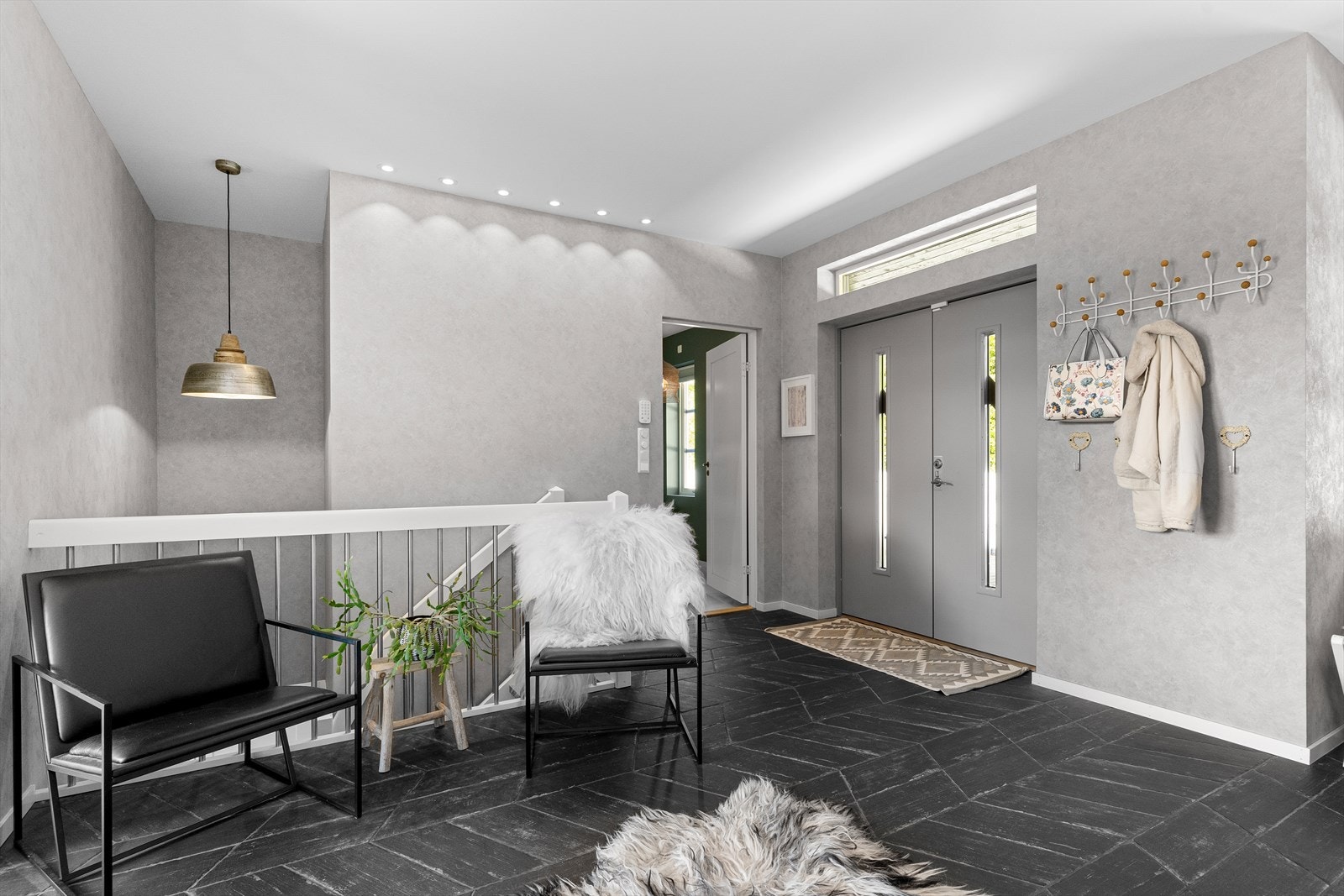 Lys og romslig flislagt hall med downlights i tak hvor det også er god plass til å henge ifra seg yttertøyet og til å sette ifra seg sko, noe som gjør det enkelt å holde orden i inngangspartiet. Galleribilde