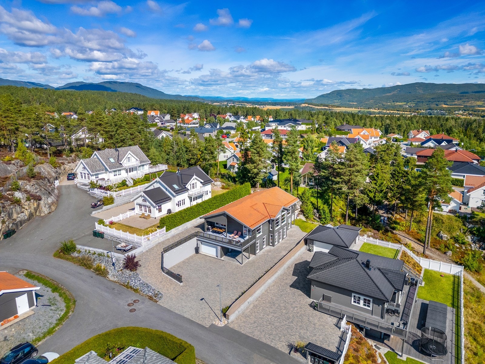 Boligen har en gjennomtenkt og velfungerende planløsning som går over to plan med blant annet 3 soverom i hoveddel, hovedsoverom i suiteløsning, 2 bad, vaskerom og hybel i underetasjen. Galleribilde