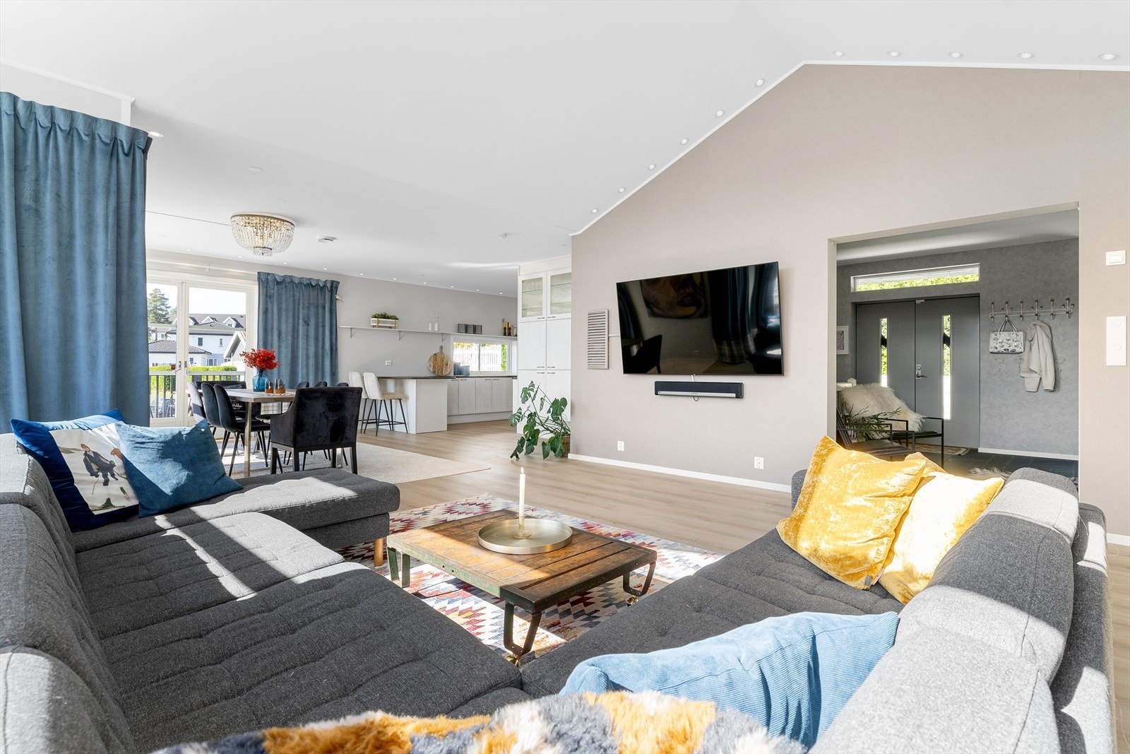 Eiendommen imponerer med sine romslige løsninger, fine materialvalg og gjennomførte detaljer. Galleribilde