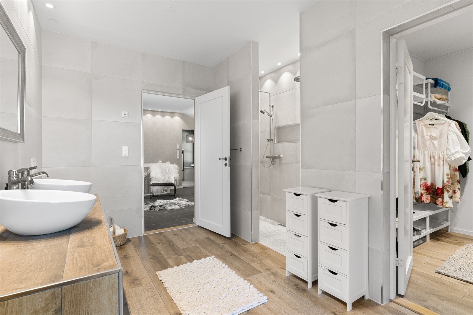 Badet har dusjsone med to regndusjarmaturer, som gir deg en luksuriøs følelse om morgningen. Galleribilde