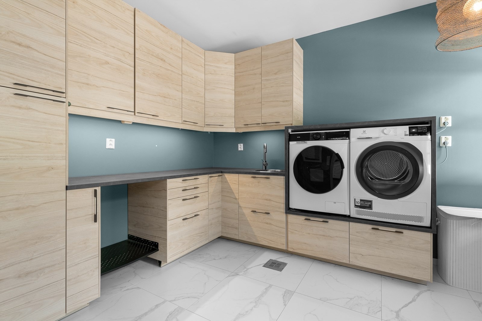 Vaskerommet har en romslig innredning med mye skap- og benkeplass, samt opplegg for både vaskemaskin og tørketrommel. Galleribilde