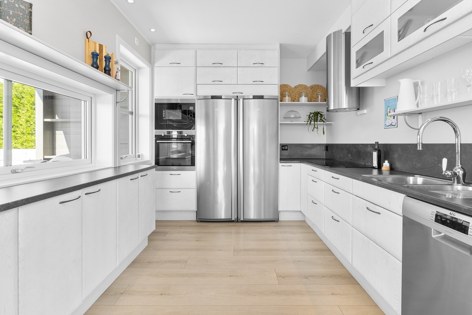 Kjøkkenet er utstyrt med frittstående hvitevarer, nedfelt komfyrtopp, ventilator, stekeovn oppvaskmaskin, kjøl/frys. Det er kjøkkenventilator med avtrekk ut. Galleribilde