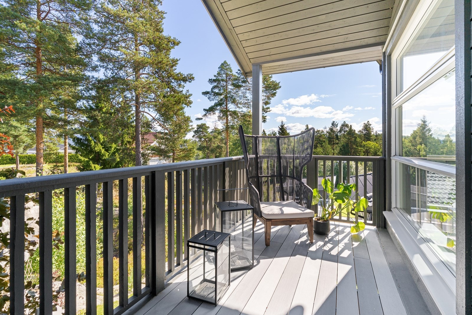 Fra hovedsoverommet er det direkte utgang til en koselig luftebalkong. Galleribilde