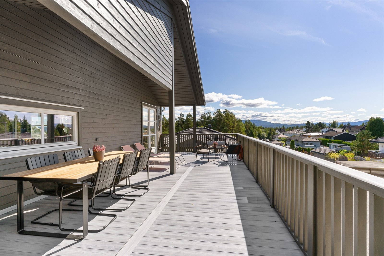 Fra spisestuen er det direkte utgang til boligens romslige uteområde - perfekt for å utvide oppholdsrommet utendørs på varme dager. Galleribilde