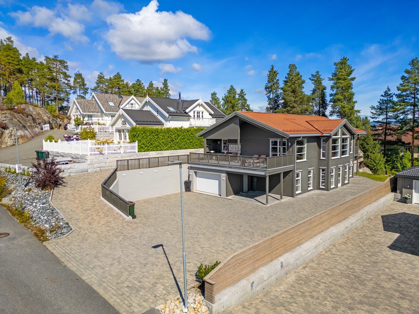 Parkering forekommer i gårdsplass med belegningsstein og i garasje. Galleribilde