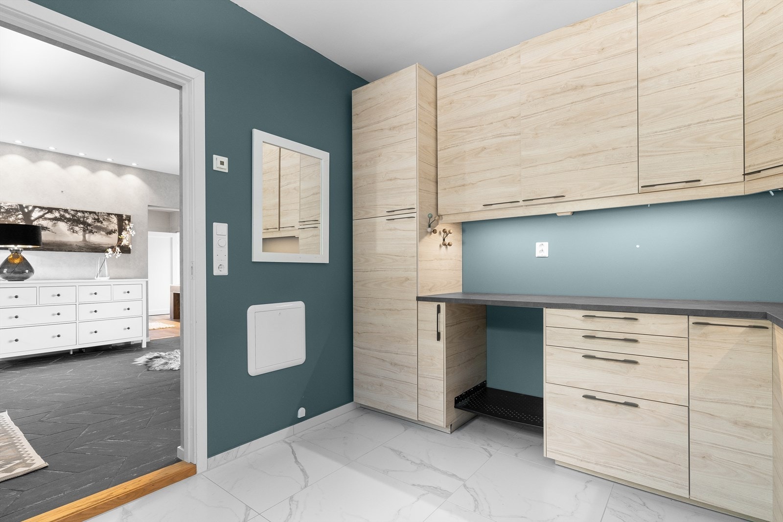 Boligen har et praktisk innredet vaskerom i direkte tilknytning til hallen. Galleribilde