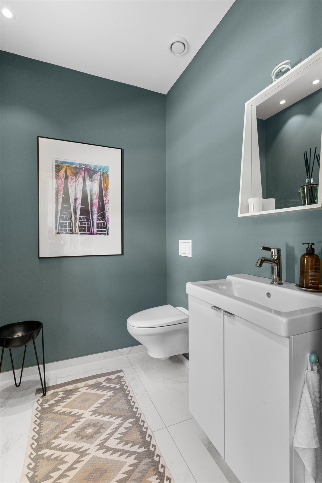 I tilknytning til hallen er et praktisk toalettrom med enkel servantinnredning og vegghengt toalett. Galleribilde