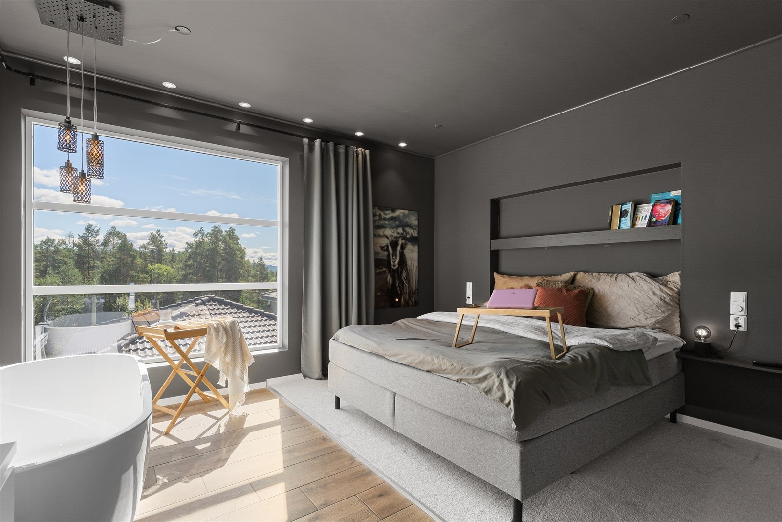 Boligen har en familievennlig løsning med tre soverom i hoveddel. Galleribilde