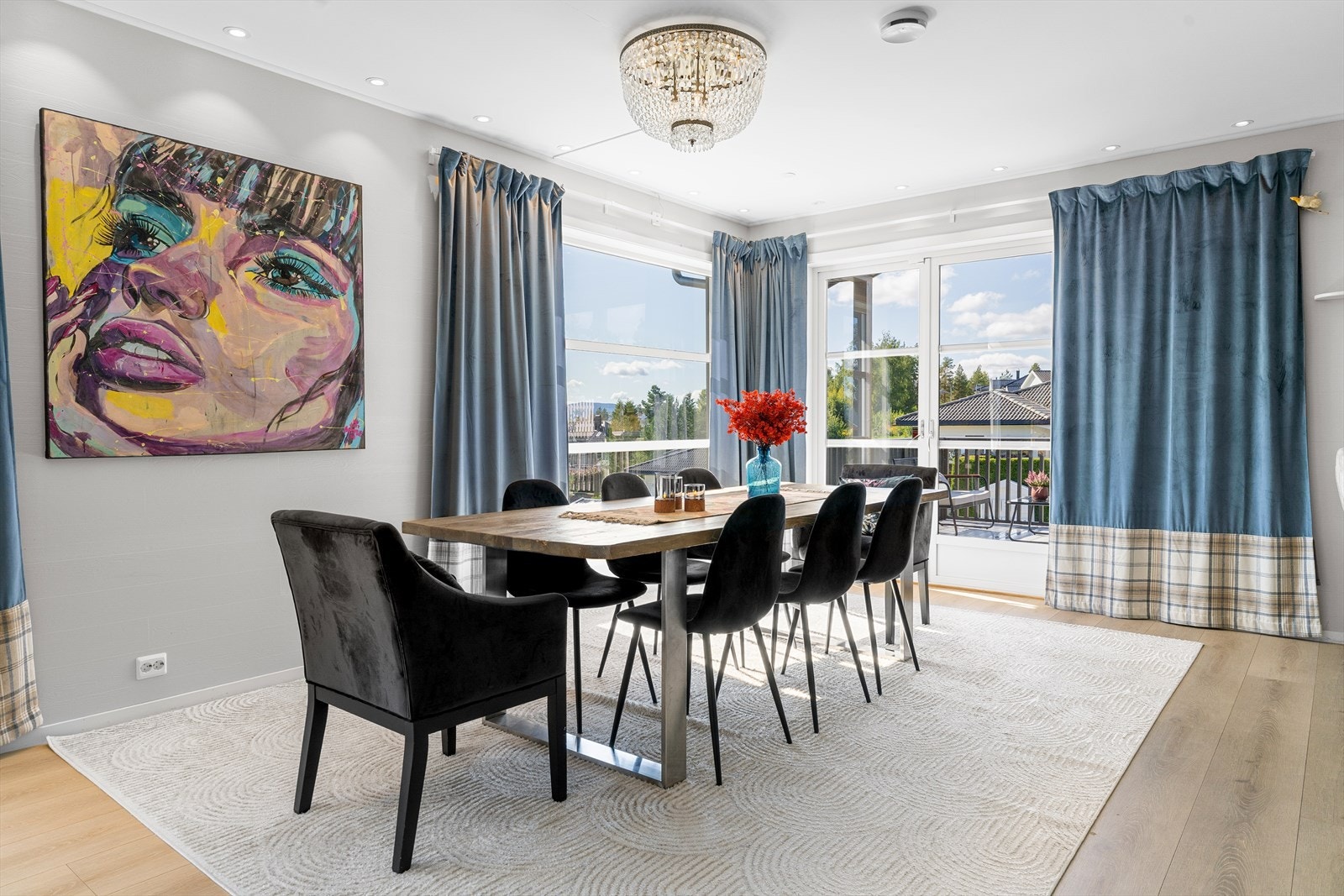 Downlights med dimme funksjon sørger for den rette stemningen gjennom hele døgnet - enten du ønsker et mykt kveldslys eller godt arbeidslys. Galleribilde