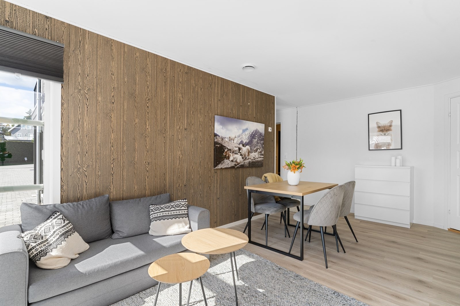 Hoveddelen i underetasjen er innredet som en ekstra ungdomsavdeling med stue, kjøkken, bad og 2 soverom. Galleribilde