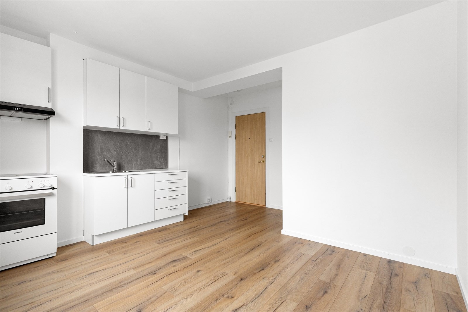 Gulvet er belagt med pent laminat som gir et moderne uttrykk. Galleribilde
