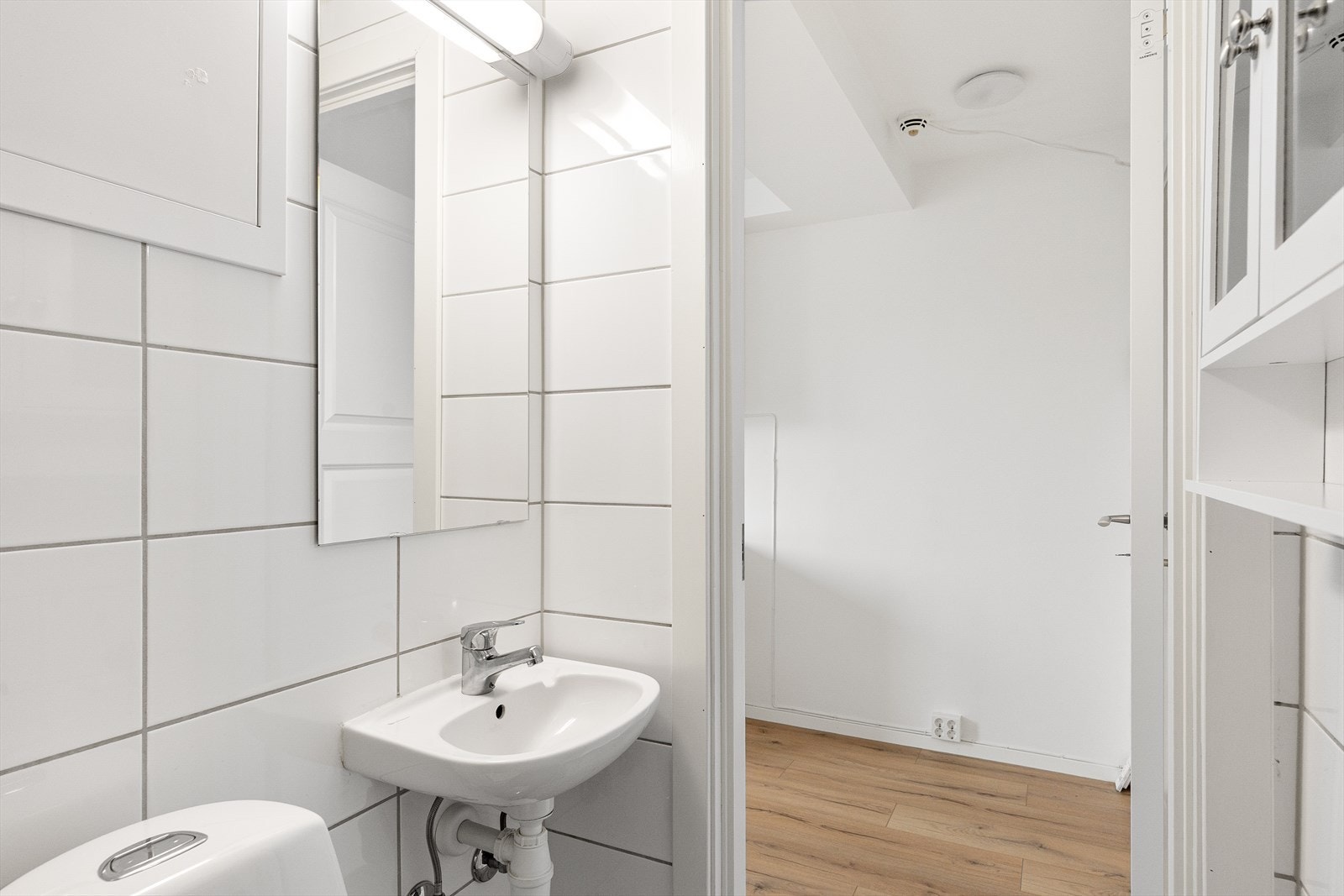 Badet er innredet med WC, dusjplass med vegger og servant med ettgreps blandebatteri. Galleribilde