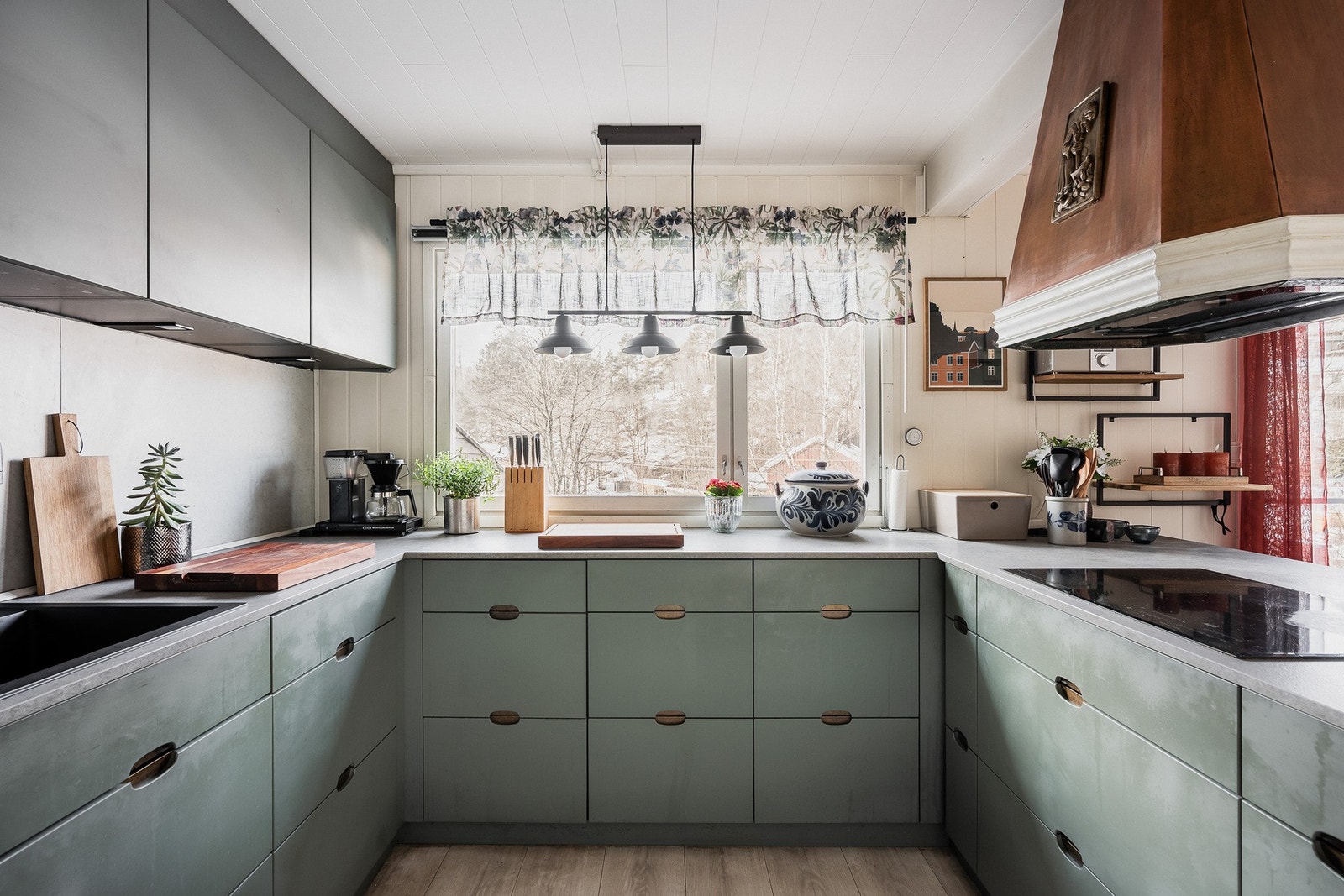 Kjøkkenet ble renovert i 2021 med integrerte hvitevarer og delikate fronter. Galleribilde