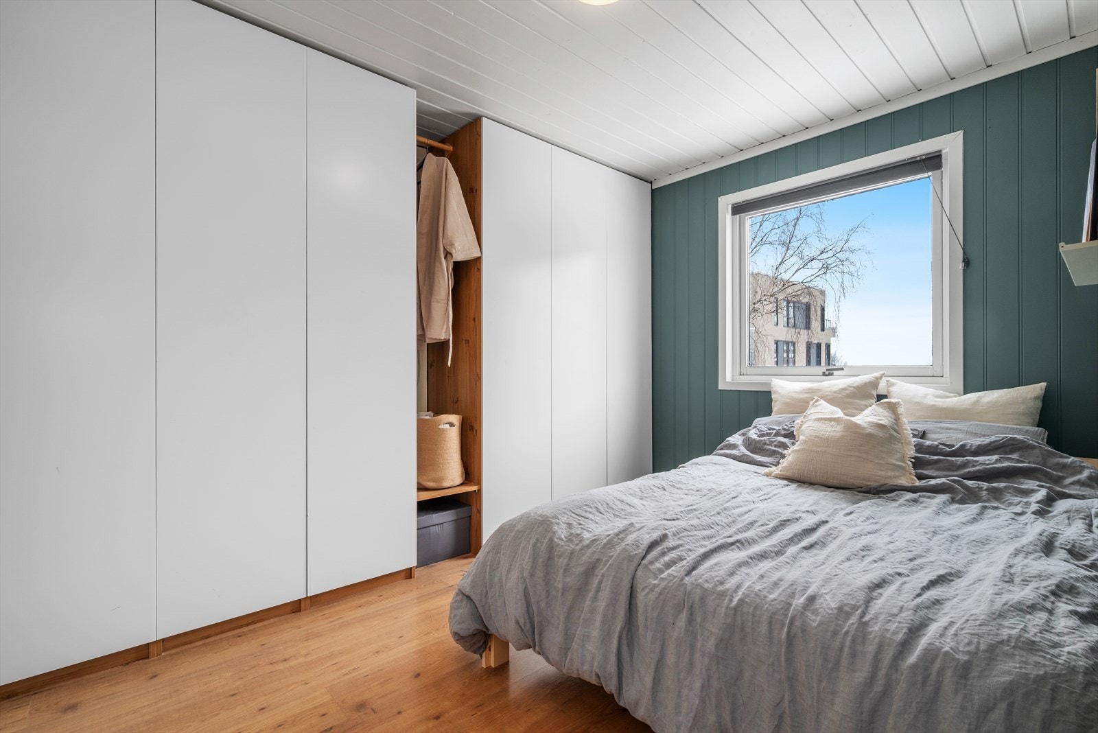 Boligens andre soverom på hovedplanet er på 10 kvm, og har god plass til dobbeltseng og tilhørende garderobeskap på hel vegg. Galleribilde