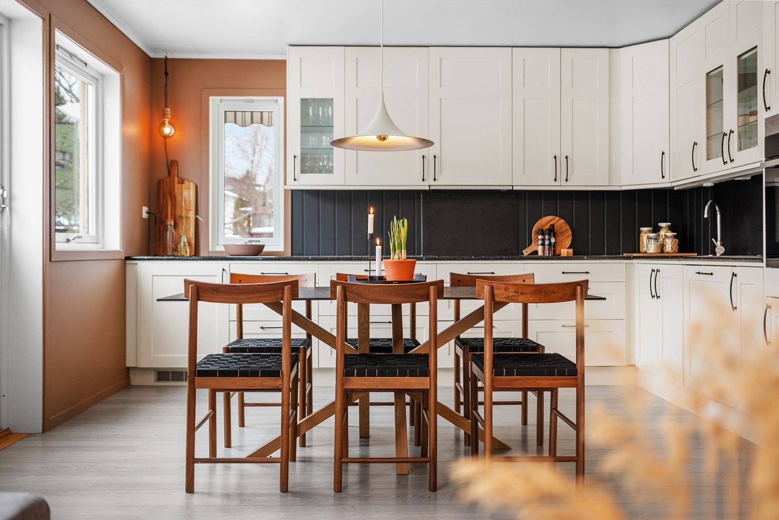 Ved kjøkkenet finner du den naturlige plasseringen av spisegruppen, der delikate måltider kan nytes. Galleribilde