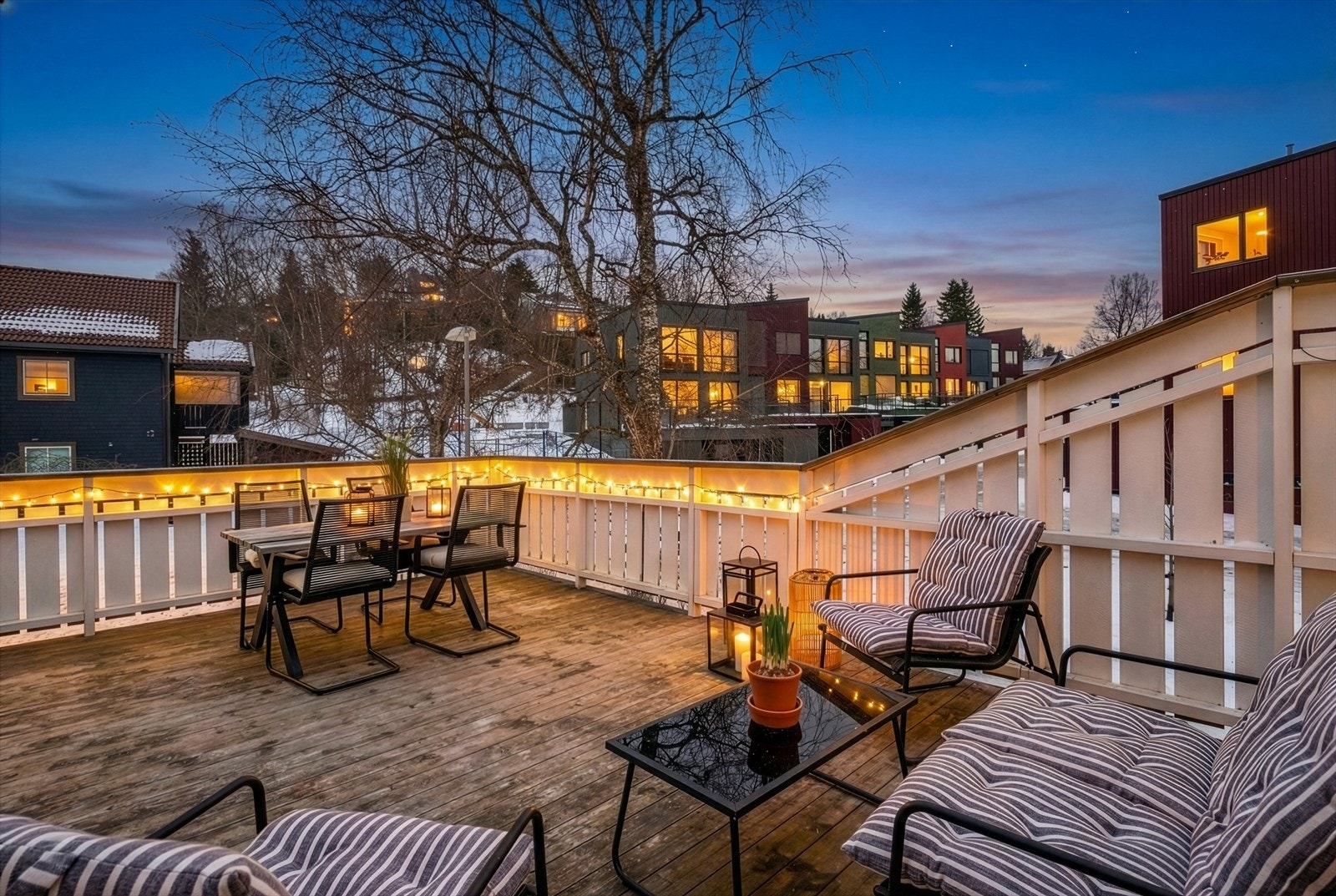 Gjennom dagen kan man følge solgangen på den luftige verandaen. Galleribilde
