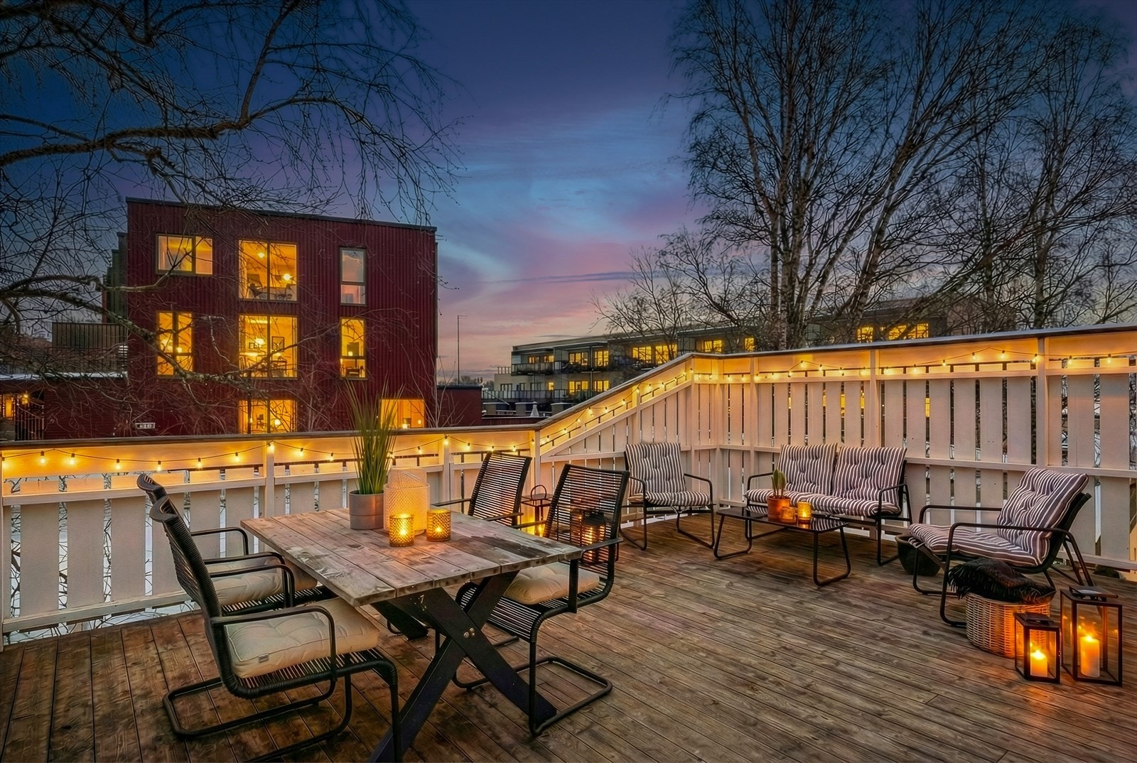 Verandaen er på hele 34 kvm, og er svært romslig - Her har du god møbleringsfrihet og kan møblere i flere ulike soner. Galleribilde