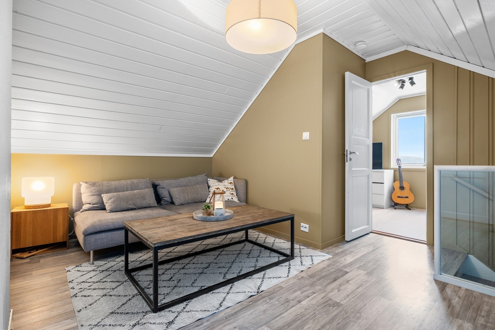 Loftstuen måler 10 kvm BRA-i, mens gulvarealet er enda større (grunnet skråtaket). Det er etterisolert og lagt plater på 3 av 4 vegger på loftstuen. Galleribilde