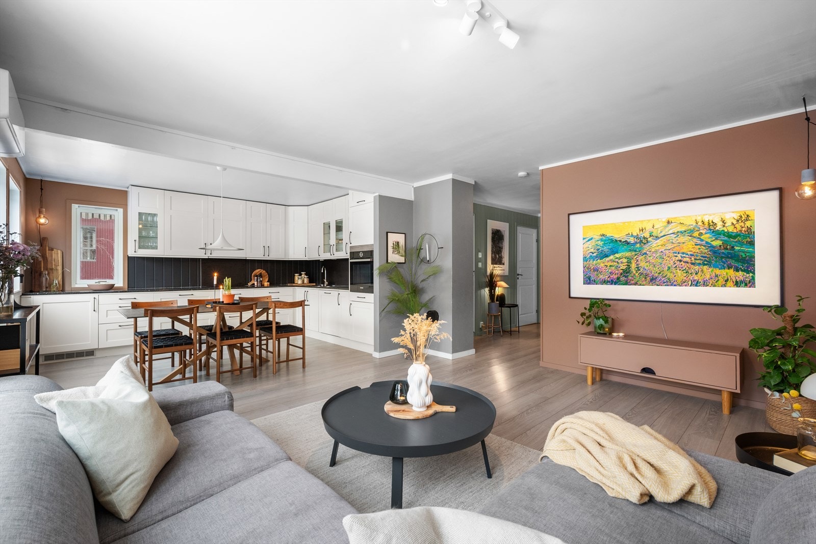 Deler av det åpne elektriske anlegget på stue ble i 2023 skiftet til skjult-anlegg. Det er også mulighet for å etablere et ilsted i stuen. Det er klargjort med rør fra pipen. Galleribilde