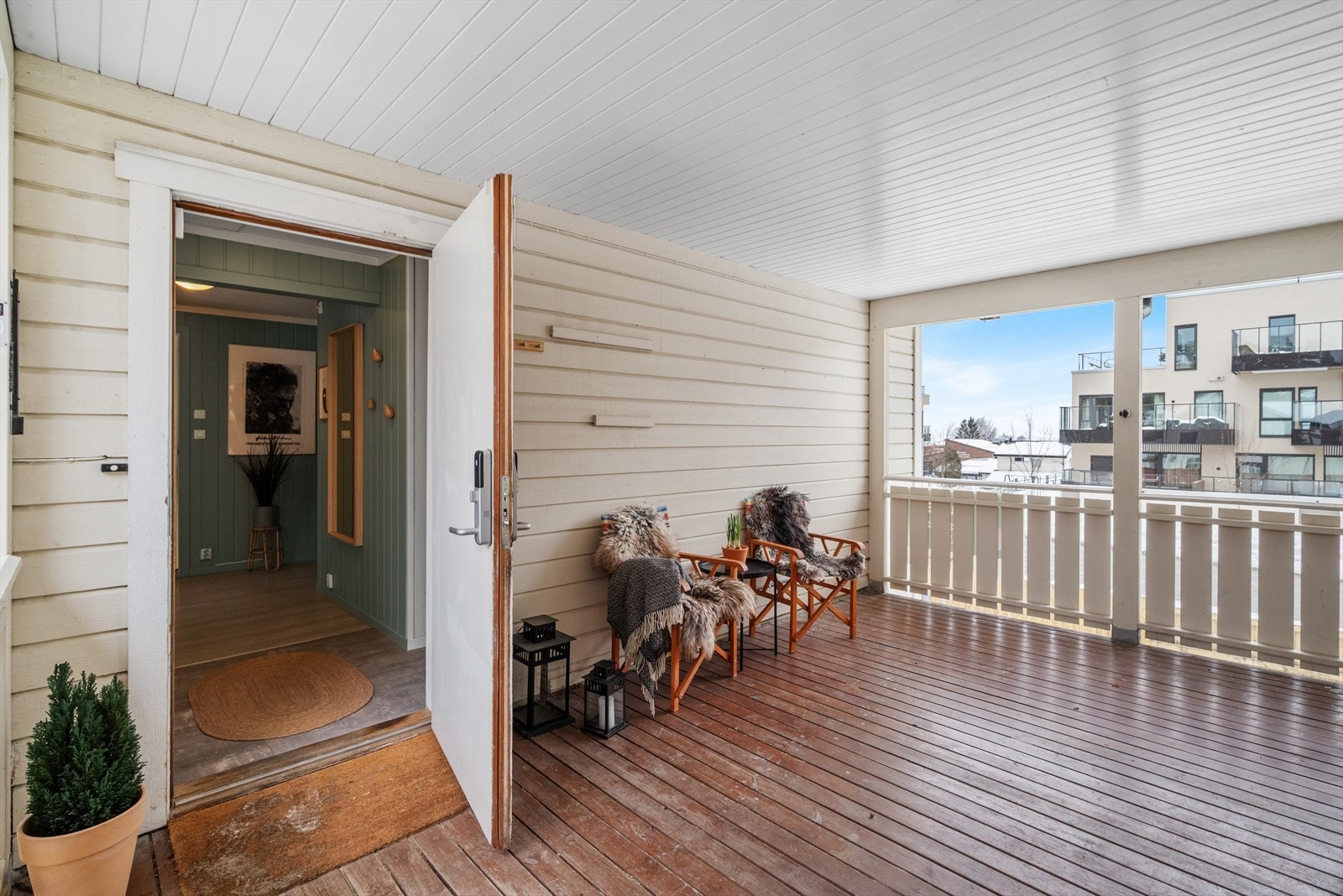 Takoverbygd og praktisk inngansparti med plass til sittegruppe. Ytterdøren er installert med trygg og brukervennlig Yale Doorman-lås, for enkel og sikker adgang. Galleribilde