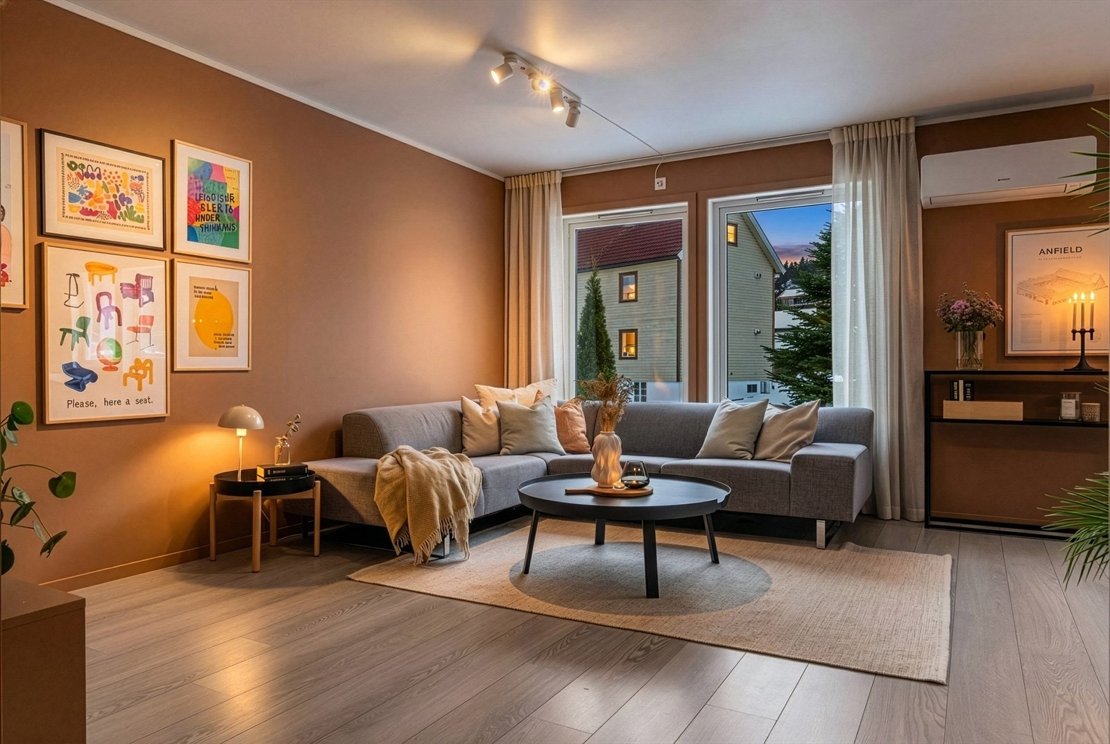 Store vindusflater gir godt med naturlig lysinnslipp, som gir en god atmosfære i oppholdsrommene. Galleribilde