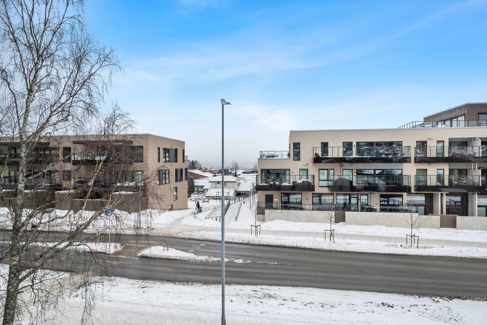 Boligen ligger sentralt til i et familievennlig og ettertraktet boligområde på Byåsen, nærmere bestemt Ugla, ca. 7 km fra Trondheim sentrum. Galleribilde