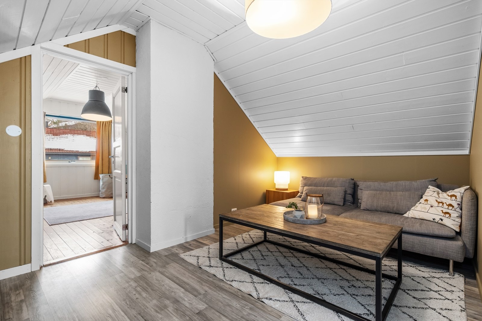 Soverommet og oppholdsrommet i loftetasjen ligger naturlig adskilt fra loftstuen, noe som gir en fin balanse mellom privatliv og sosiale soner. I 2. etasjen er også det elektrisk anlegget rehabilitert. Galleribilde