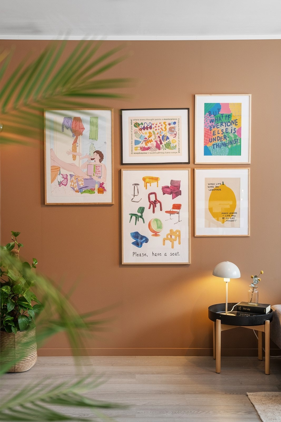 I 2023 fikk stuen et skikkelig løft: gammelt panel ble fjernet, det ble etterisolert og lagt nye plater, før veggene i stuen ble malt i en lun og moderne fargetone. Galleribilde