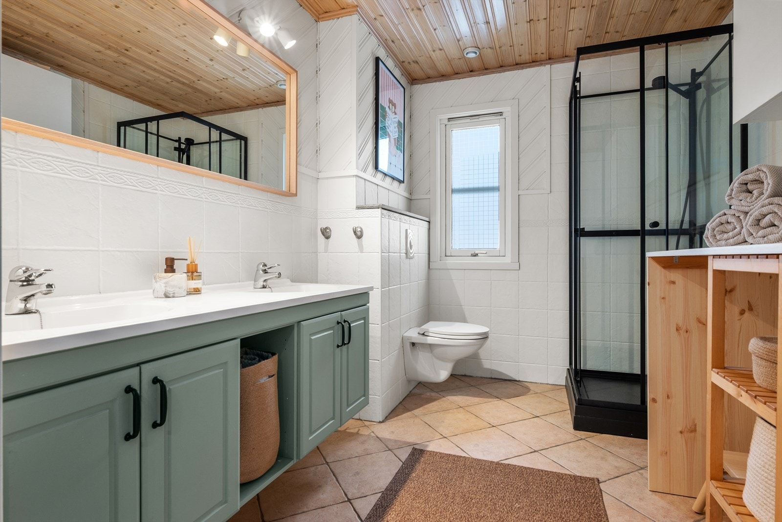 Badet er nylig malt opp, og dagens selger har bygget en benk, som kan brukes til stellebord eller for å brette klesvasken. I januar 2026 ble det satt inn et nytt og moderne dusjkabinett. Galleribilde